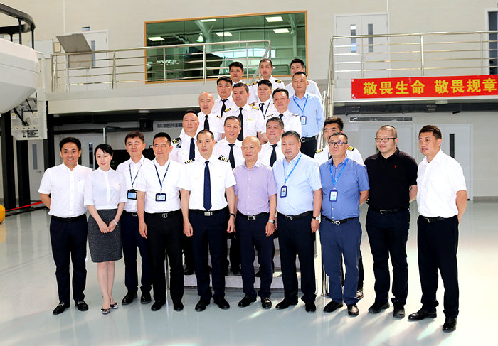 英雄機長劉傳健走進沈陽航空產業(yè)園